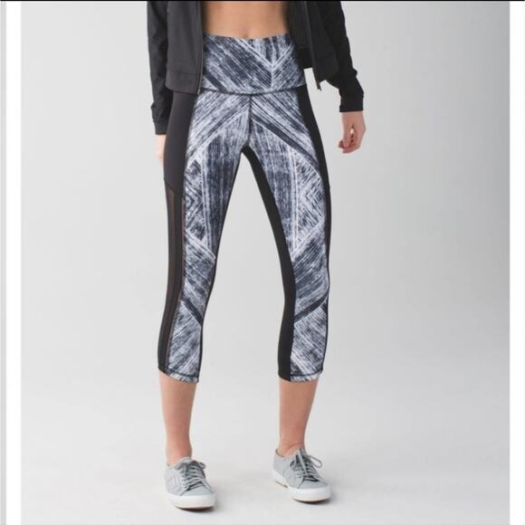 Lululemon Hot to Street Crop Heat Wave Black White 6 - Picture 2 of 7